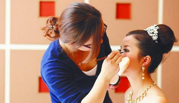 学新娘跟妆,化妆培训,学化妆就业方向